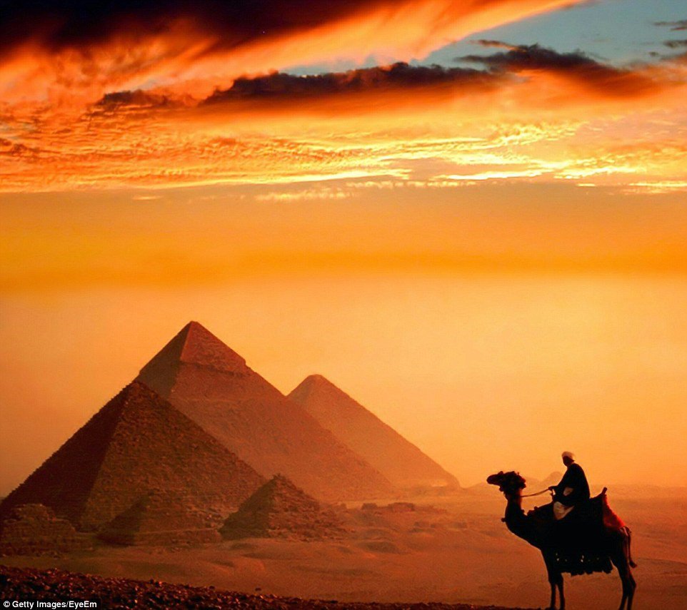 Kim tự tháp vĩ đại Giza ở Cairo, Ai Cập, là công trình lâu đời nhất trong số 7 kỳ quan của thế giới cổ đại. Hoàng hôn tạo thành phông nền huyền ảo cho kỳ quan ấn tượng này.